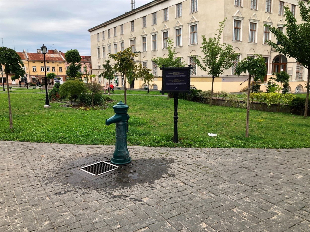Водяна колонка на площі Ринок