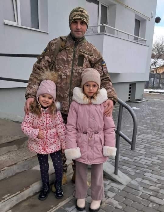 Іван Бунь разом з доньками