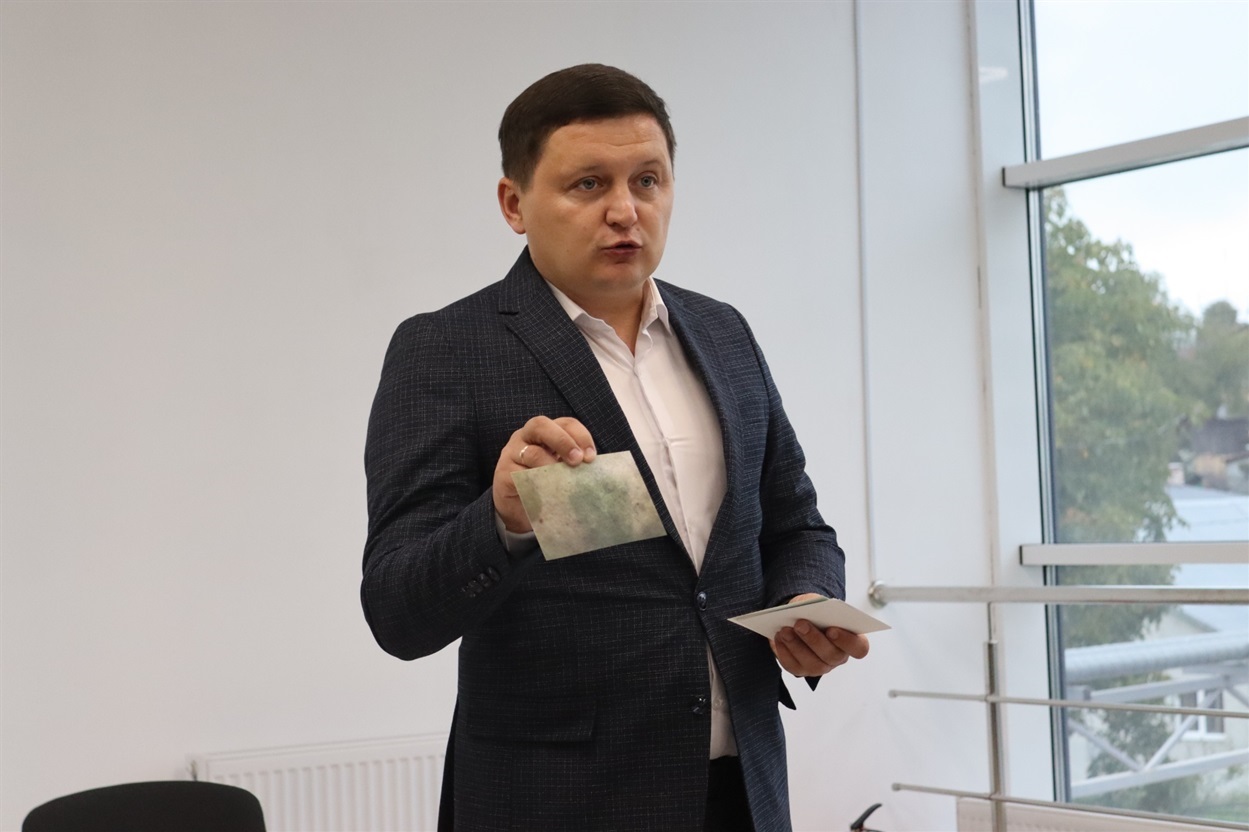 Адвокат Дмитро Малик показує світлину із синцями Наталії
