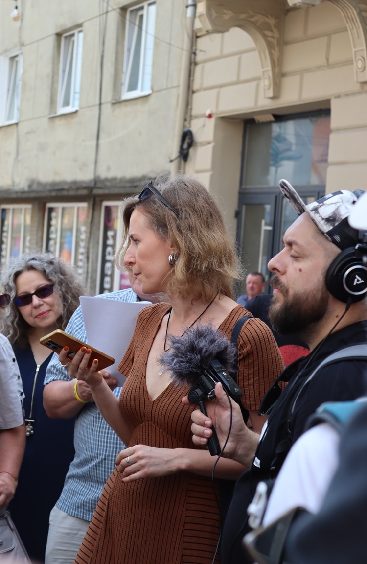 Шум автомобілів та генераторів трішки завдав клопоту слухачам