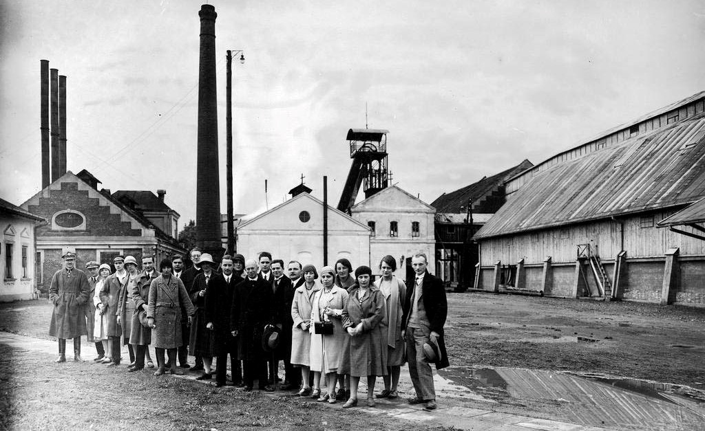 Екскурсія в соляну шахту. На фоні копер шахти «Кюбек». 1930 рік
