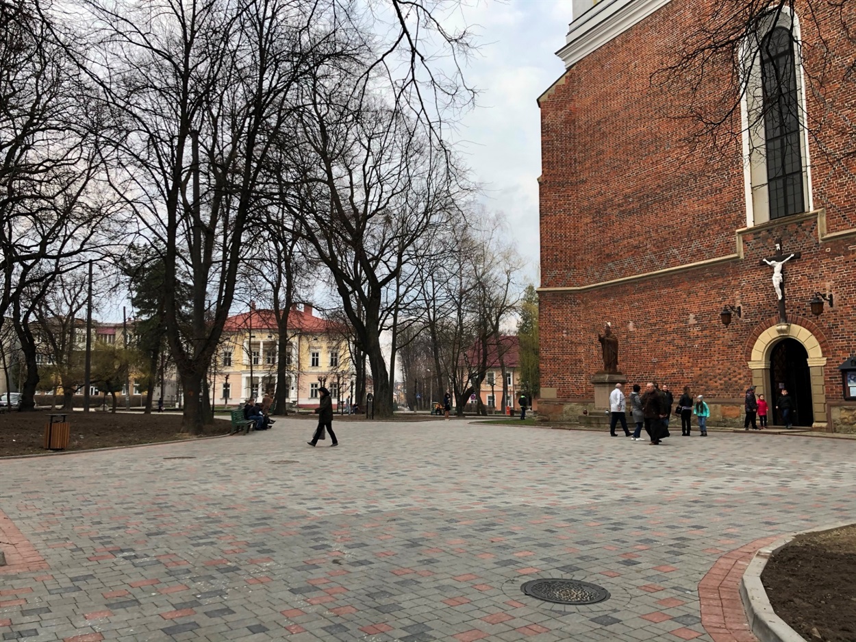 Площа біля костелу Святого Варфоломея, Дрогобич