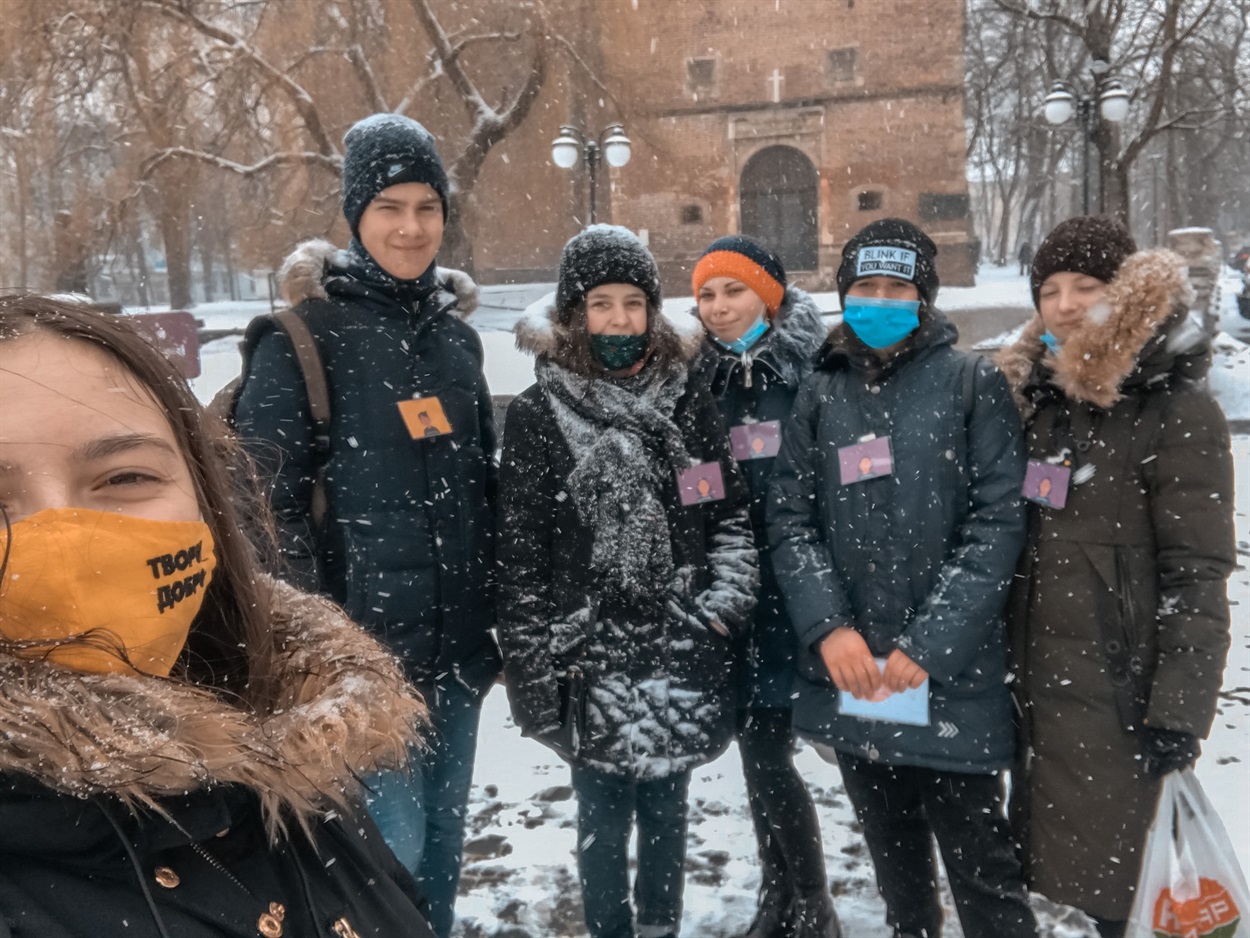 Акція до 8-го березня - волонтери роздавали подарунки жінкам
