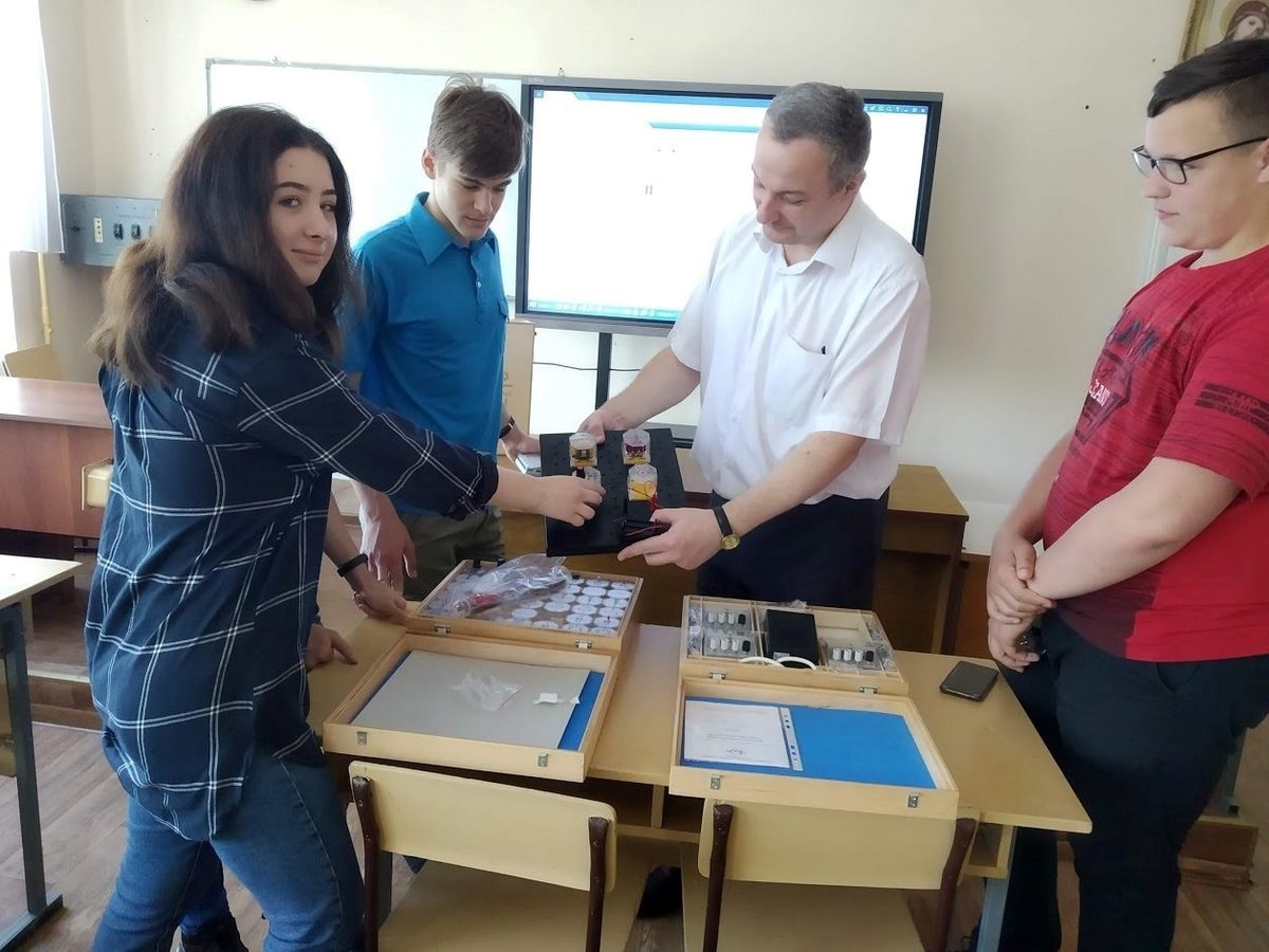 Сучасний комплекс приладів для проведення лабораторних робіт з електрики та магнетизму. Вчитель фізики Андрій Юрків показує можливість модульної панелі для побудови та налагодження електричних схем