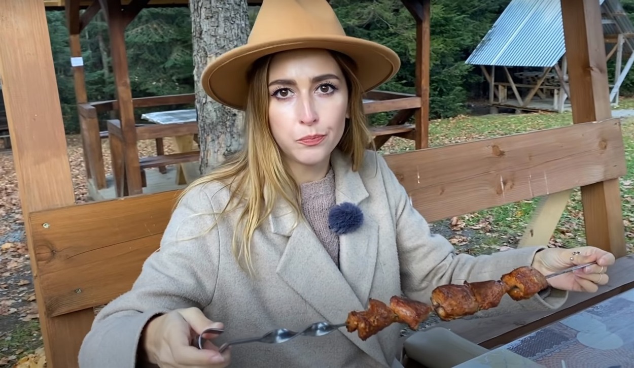 Шашлик а шампурі. Оля говорить, що досить соковитий
