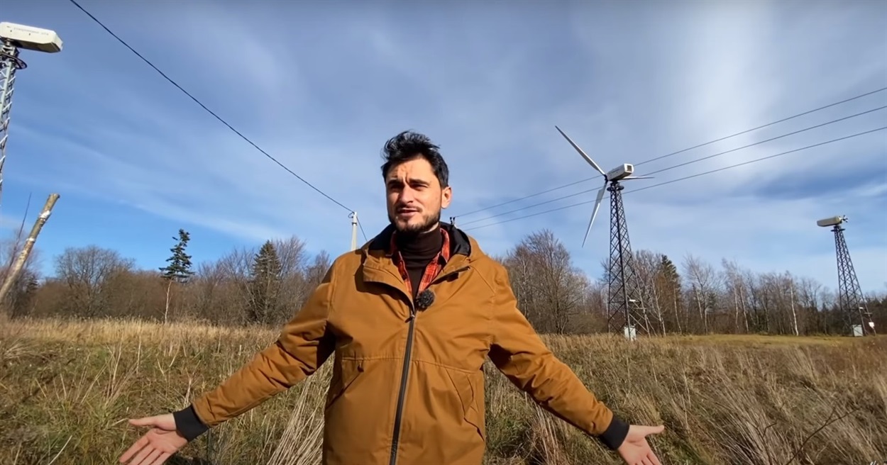 Територія досить захаращена. Сухостої сягали Максиму Узолу майже до пояса