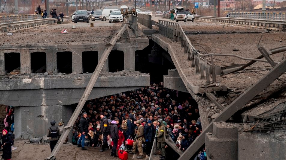 Скупчення людей під мостом через річку Ірпінь, які намагаються тікати з передмістя Києва. 5 березня 2022 року 