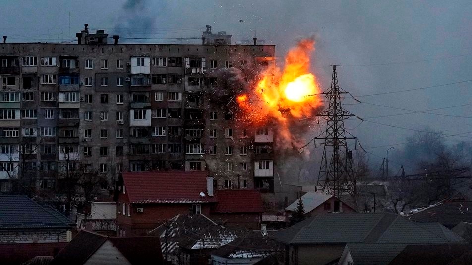 Обстріл російським танком багатоквартирного будинку в Маруполі. 11 березня 2022  