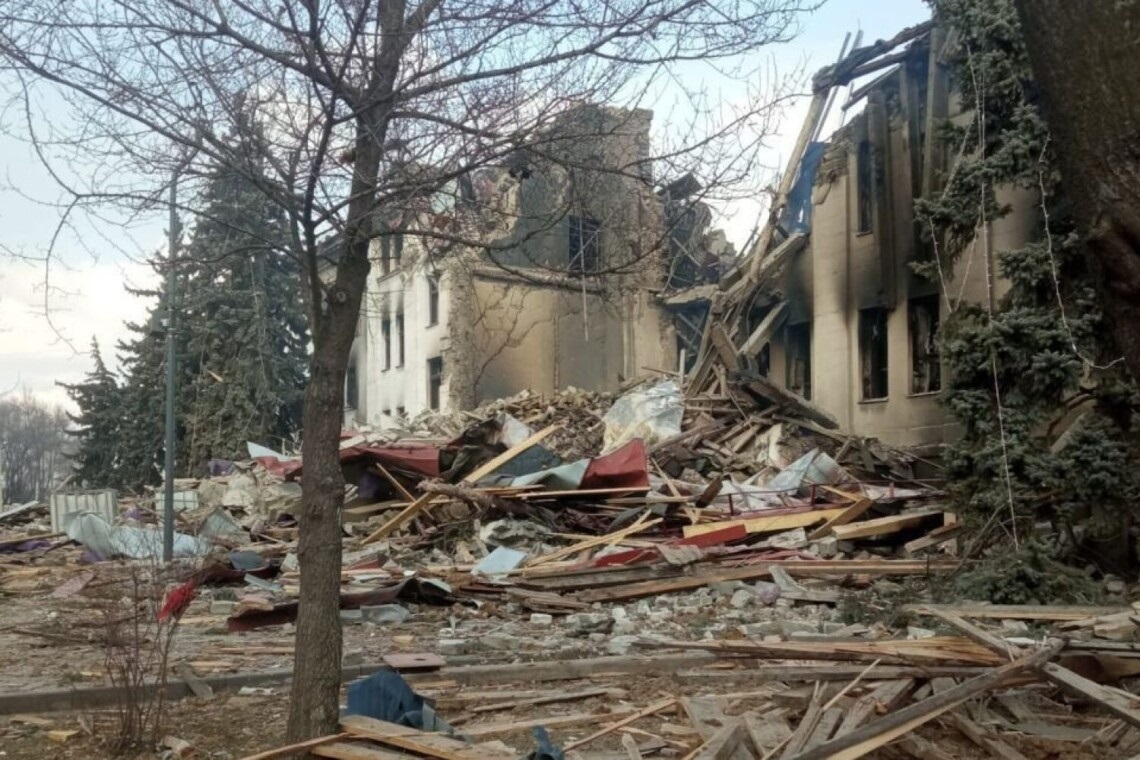 16 березня росія вдарила по будівлі драматичного театру в Маріуполі. У сховищі тевтру переховувалось понад тисячу мирних людей, зокрема, жінки, пенсіонери, діти