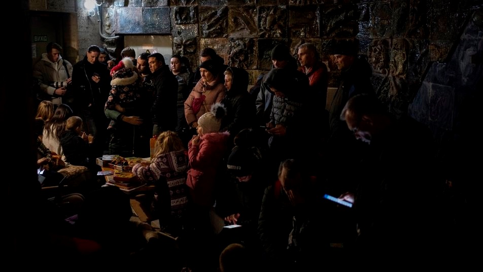 Люди спустились у підвал під час повітряної тривоги у Львові. 19 березня 2022