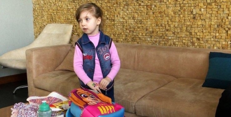 Аліса не розлучається зі своїм рюкзачком. Боїться, що знову почнуться обстріли й вона не повернеться за речами