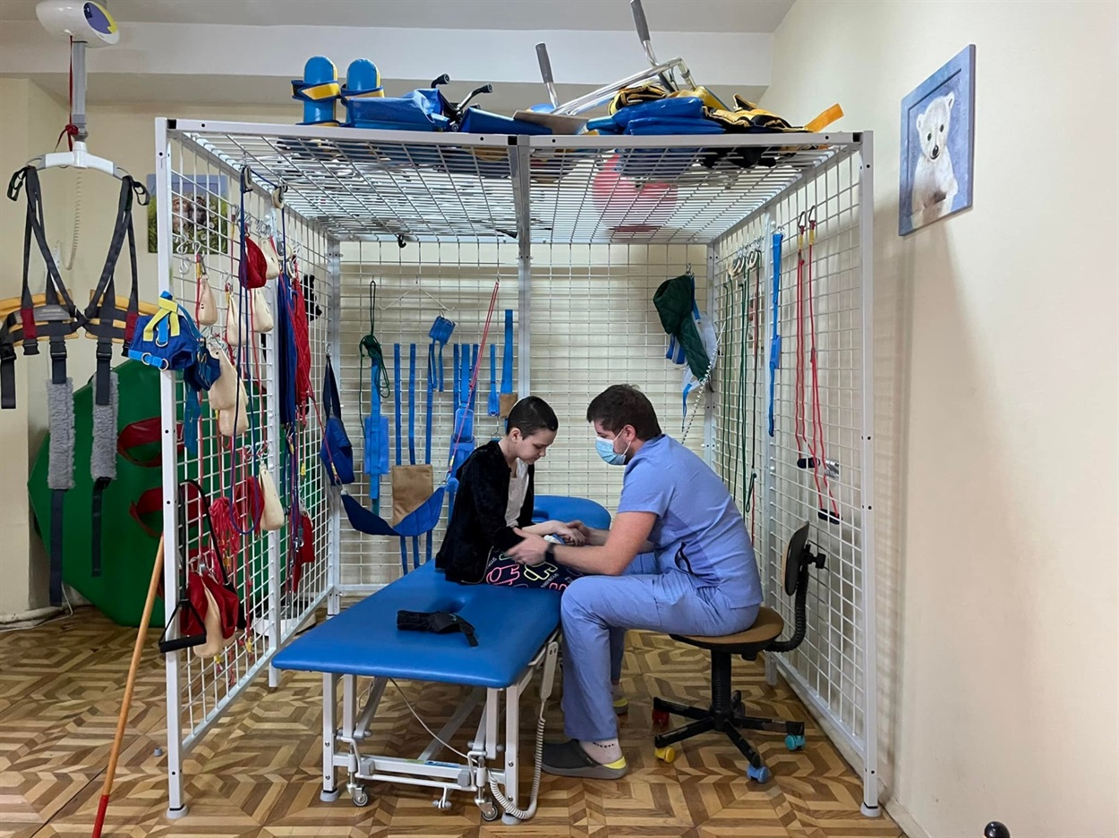 Вероніка заново вчиться ходити та працює з реабілітологами