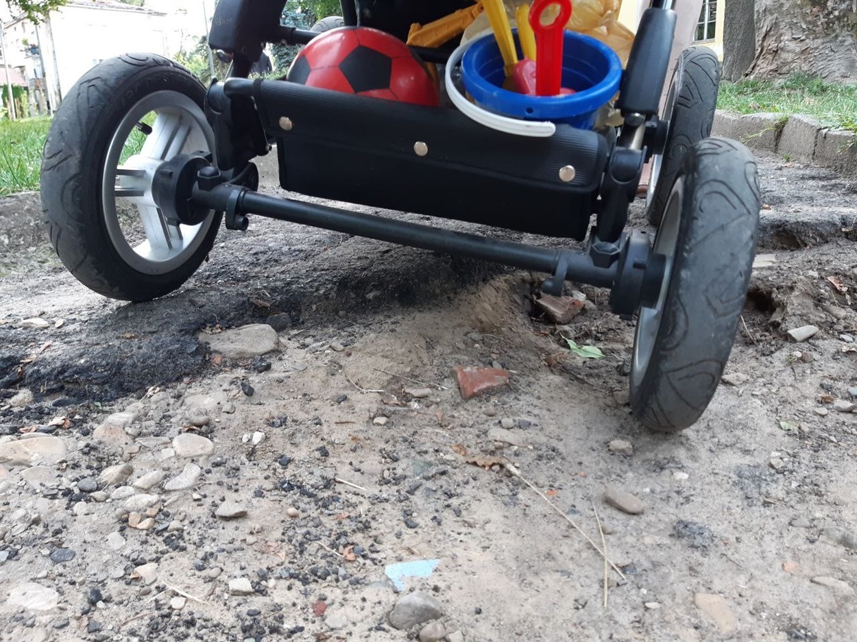 Пішохідні доріжки у вкрай занедбаному стані, не кожен візок тут проїде