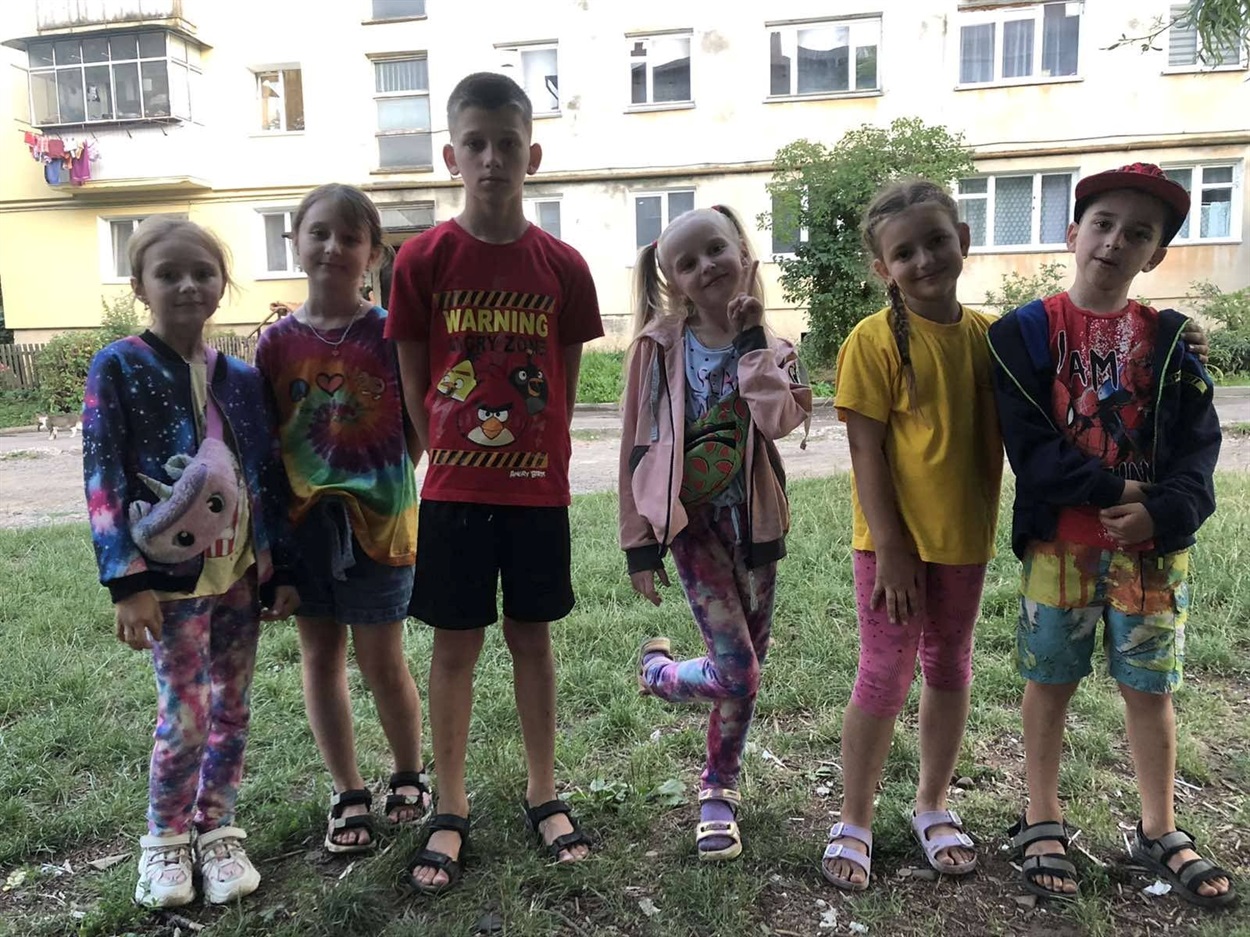 Катерина, Артур, Олександр, Зоряна, Марта, Романія на своєму блокпості зібрали 1500 грн. 50 коп. для ЗСУ