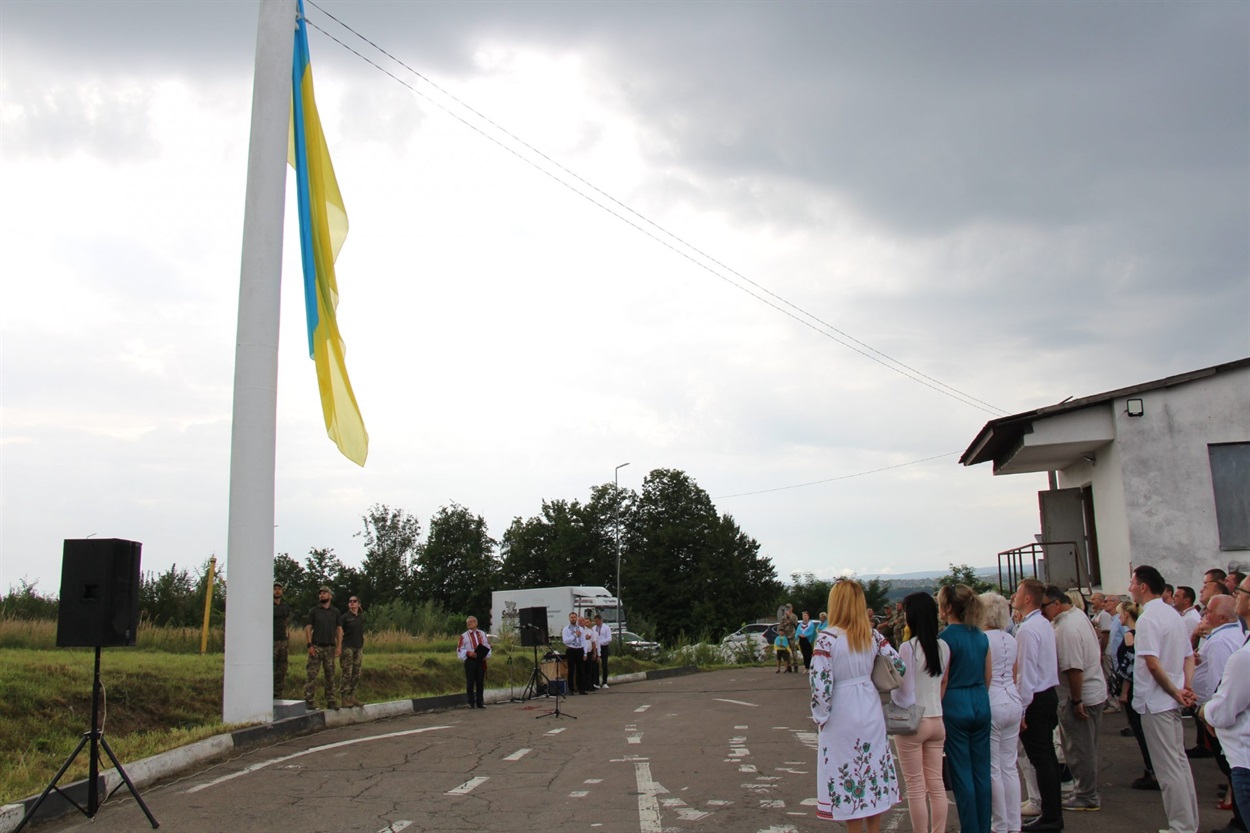 Урочиста церемонія підняття національного прапора на Перехресті Героїв