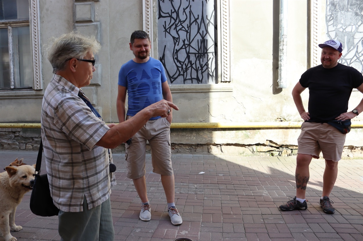 Дрогобич - місто, де можна раптово прослухати цікаві історичні розповіді. Слухачка розповіла про історію будинку, у вікнах якого створили мистецткий проєкт