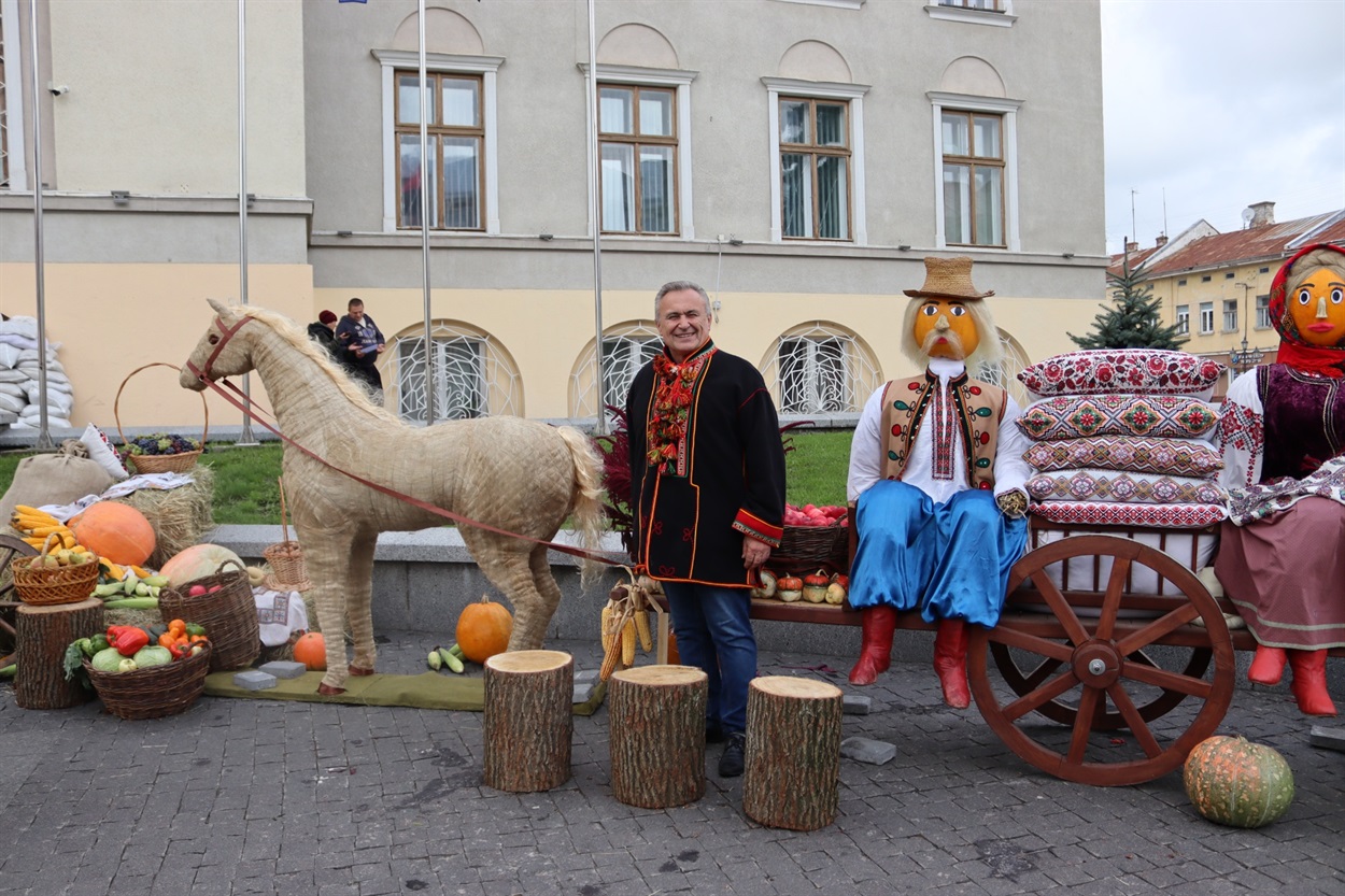 Іван Сех біля фотозони, змайстрованої ним
