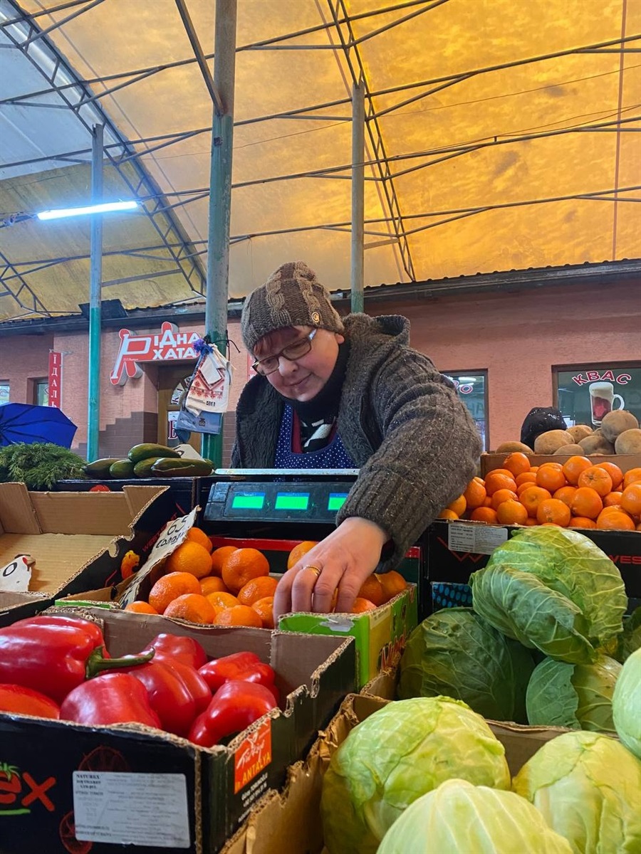 Продавчиня зі своїм товаром