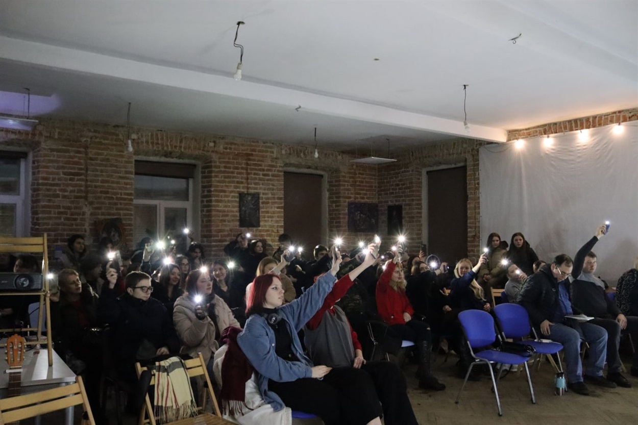 Глядачі увімкнули ліхтарики під післю "Люди як кораблі"