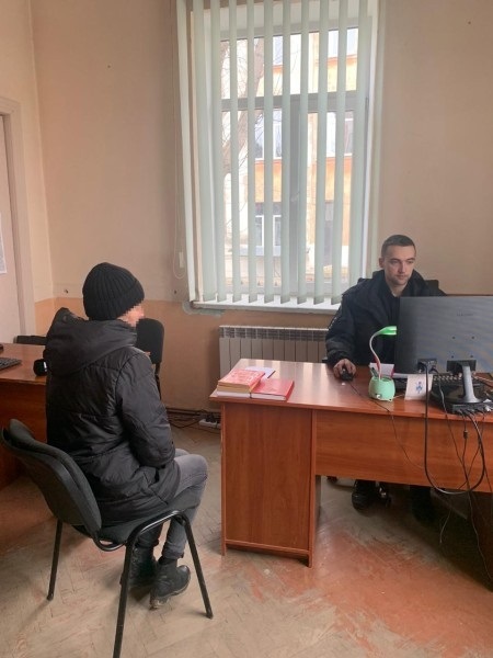 Мешканка Дрогобича, яку затримали за замальовування інформаційної таблички на пам’ятній інсталяції 