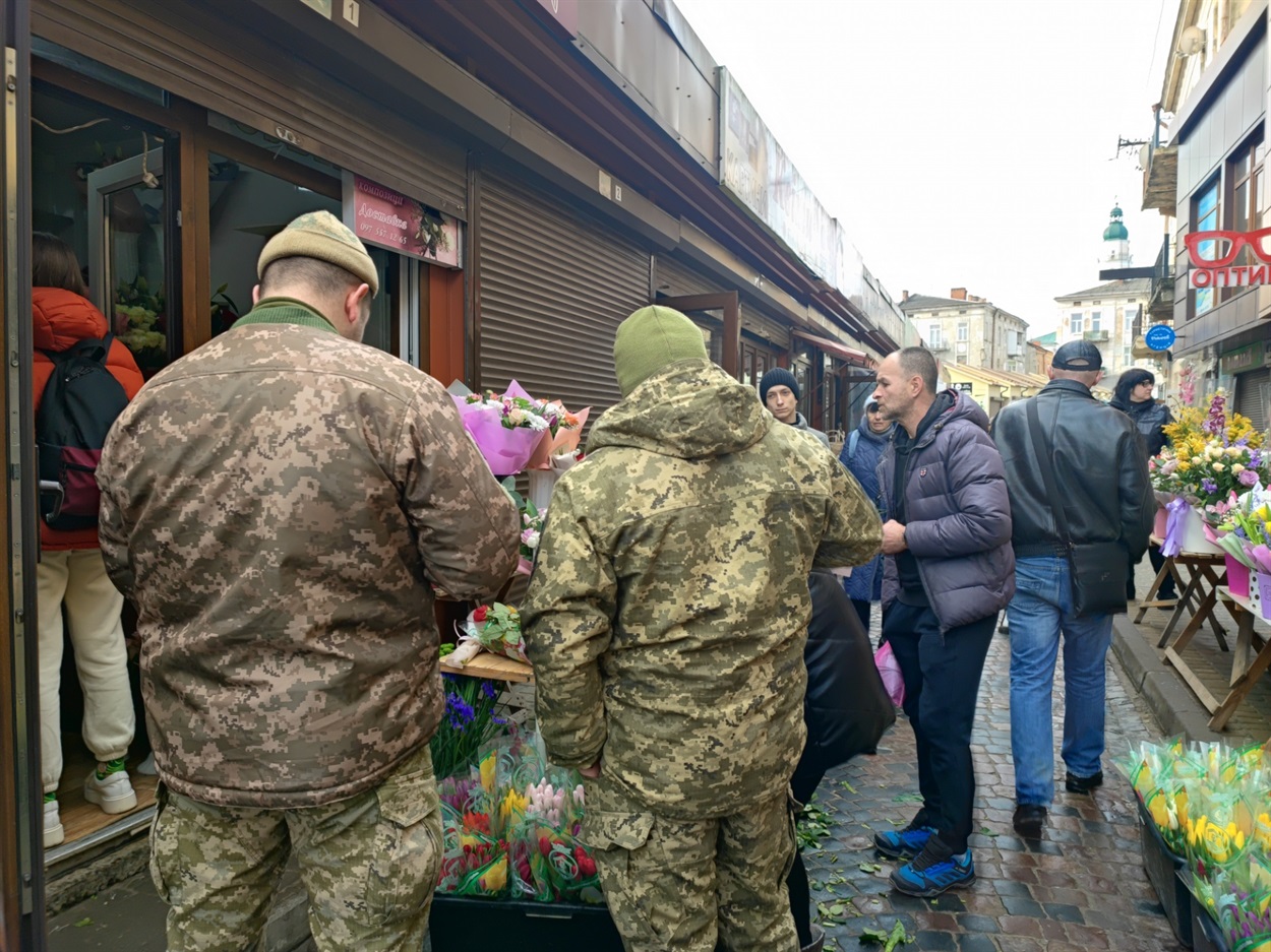 Чоловіки обирають квіти