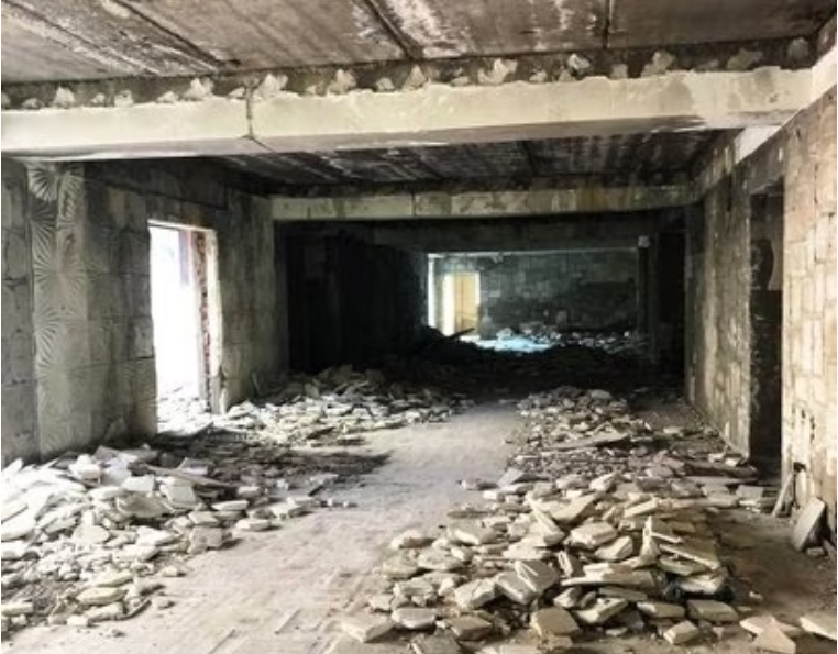 Закинуте приміщення палацу культури "Мир"