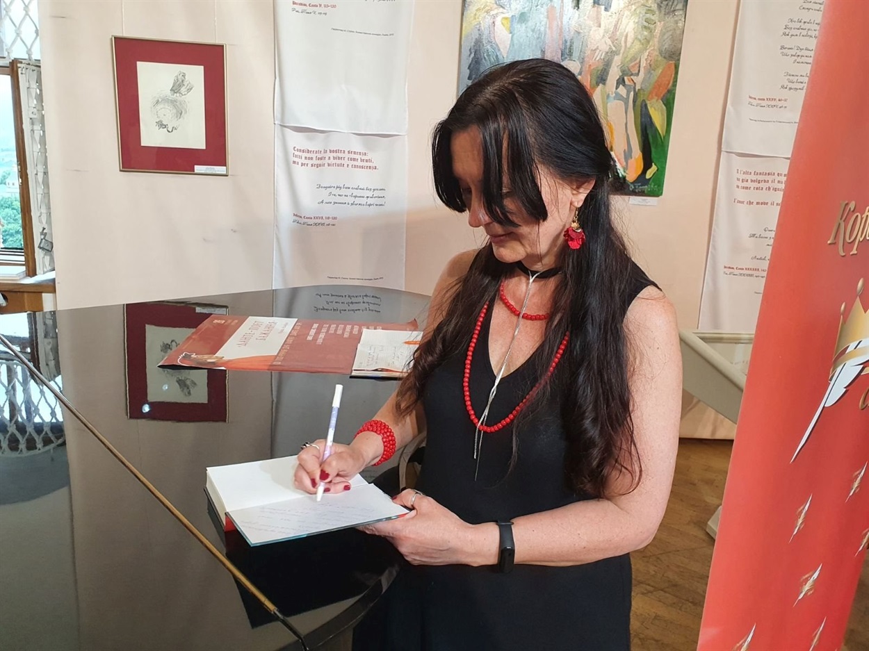 Вероніка Мосевич підписує свою книгу