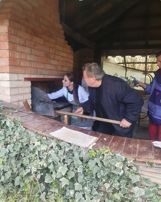 Випікають хліб