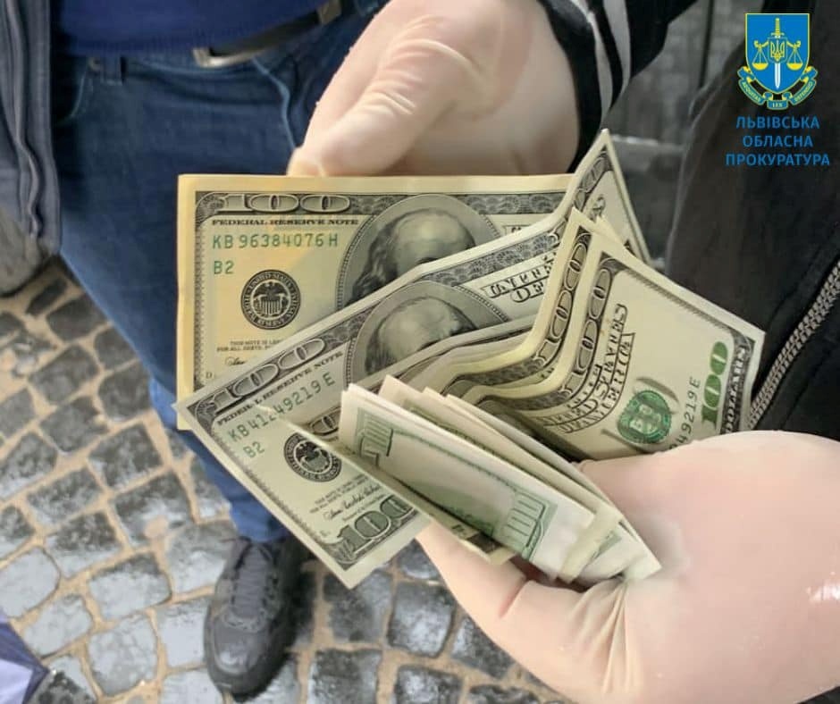 900 доларів за розблокування накладних