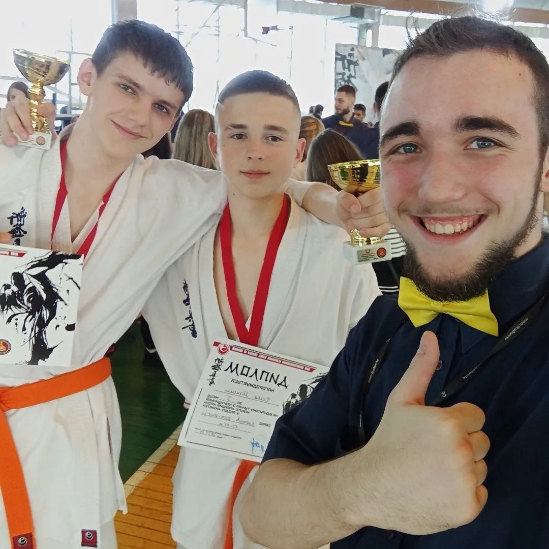 Спортсмени та тренер після змагань