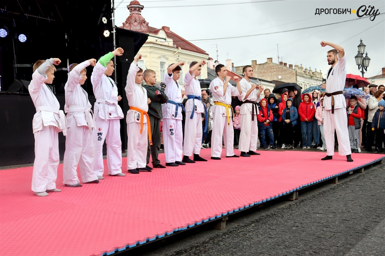 Спортсмени під час виступу на День міста
