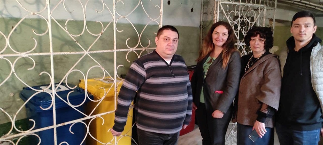 У підвалі тимчасово стоять пластикові контейнери на 240 літрів