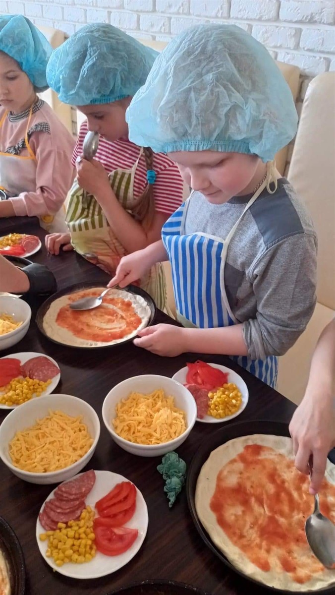 Діти вчилися готувати піцу