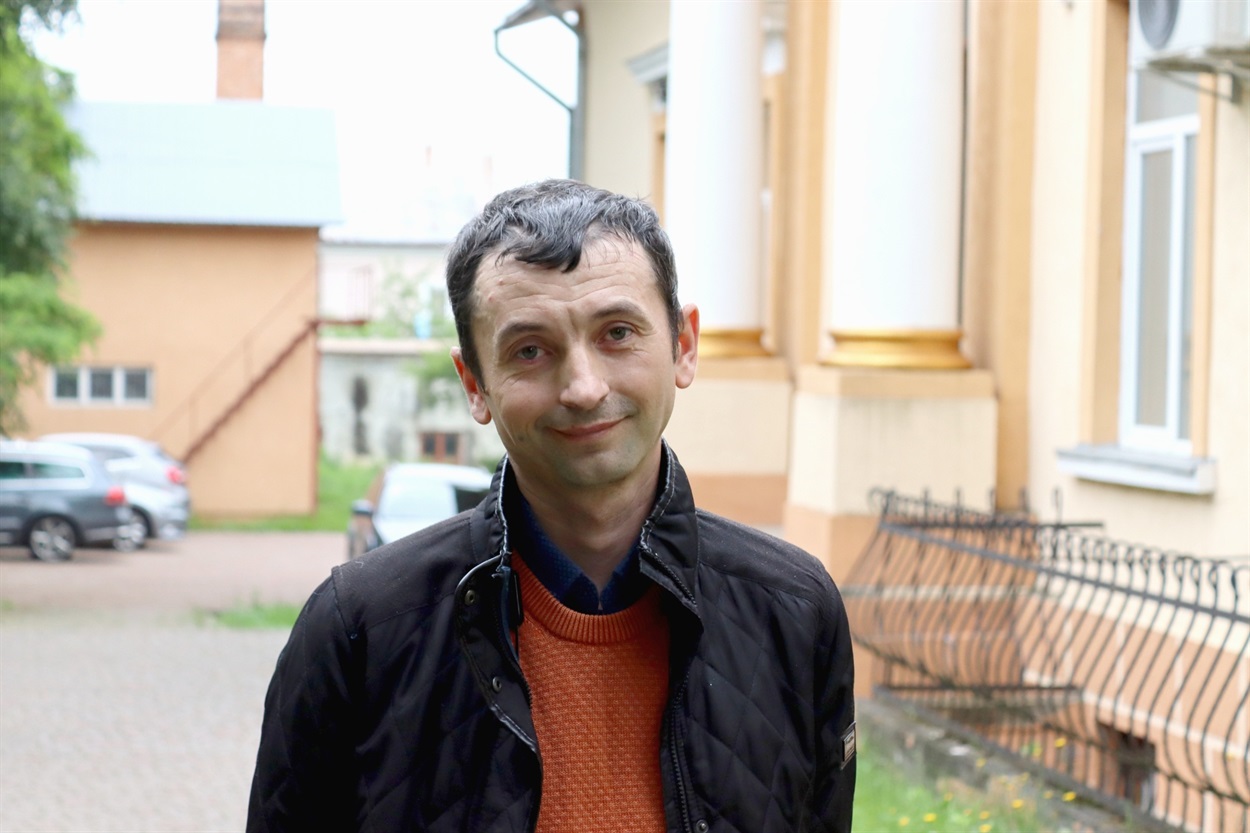 Андрій плете маскувальні сітки у Центру Душпастирства молоді