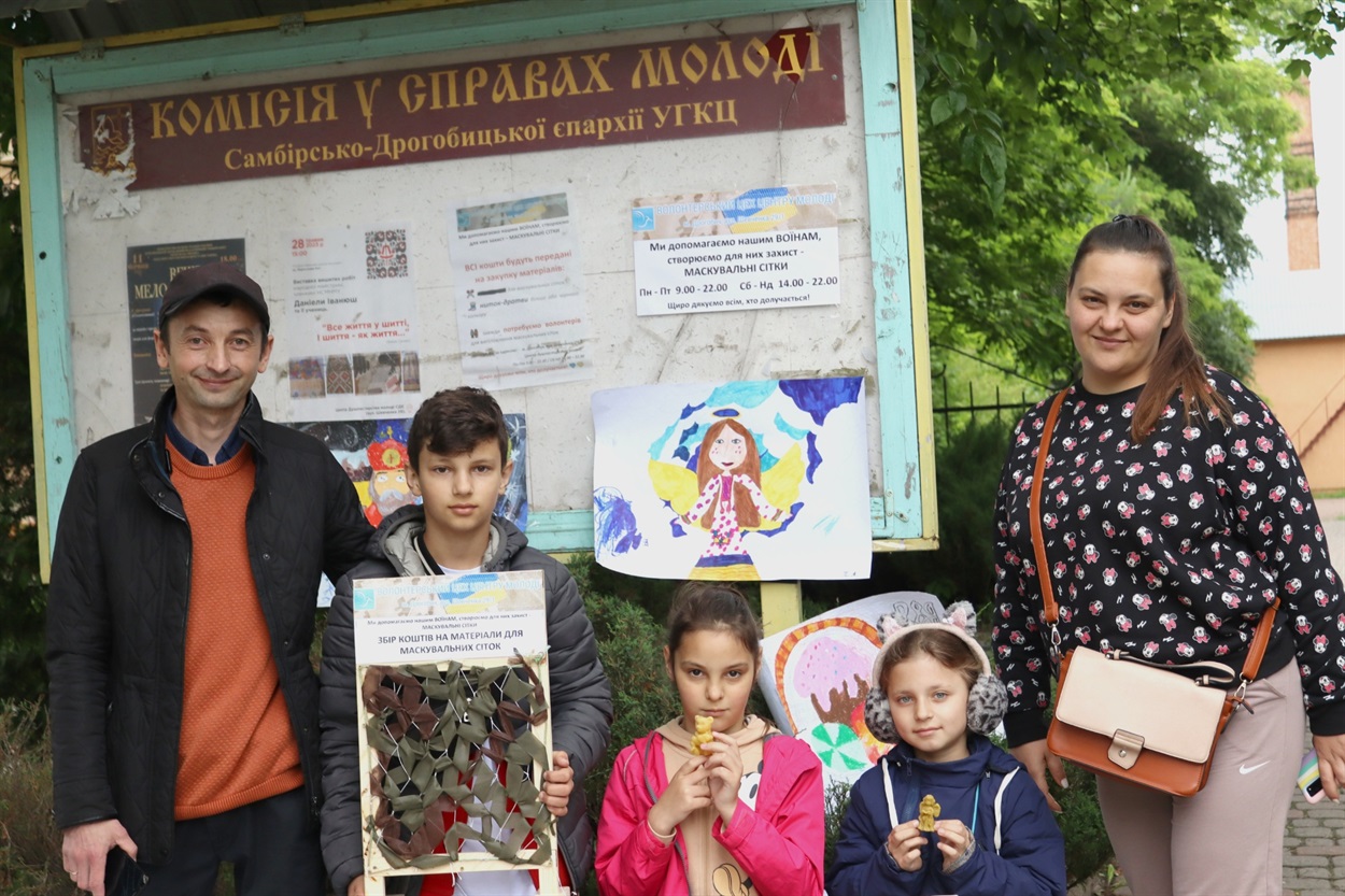 Андрій, його дружина Олена, дочка Ната та її друзі продають свічки та браслети щоб зібрати кошти на ЗСУ