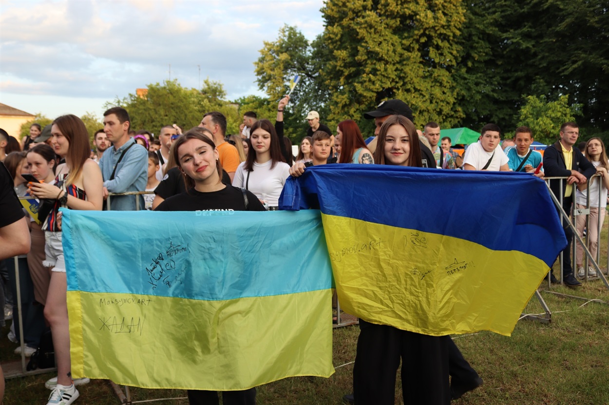 Дівчата, яким підписали прапори