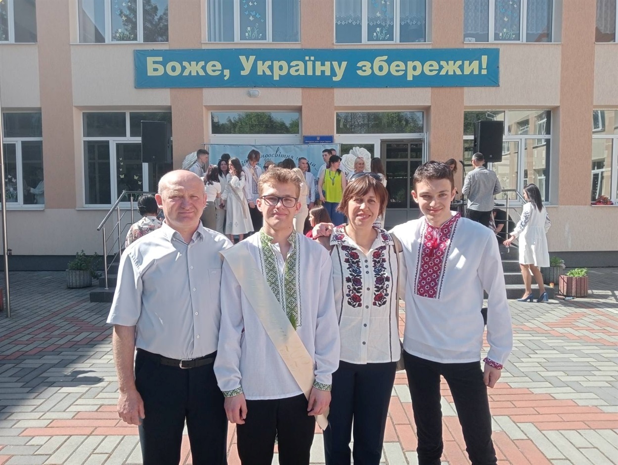 Богдан із сім'єю на своєму випускному
