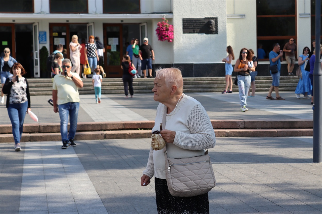 Біля бювету людно