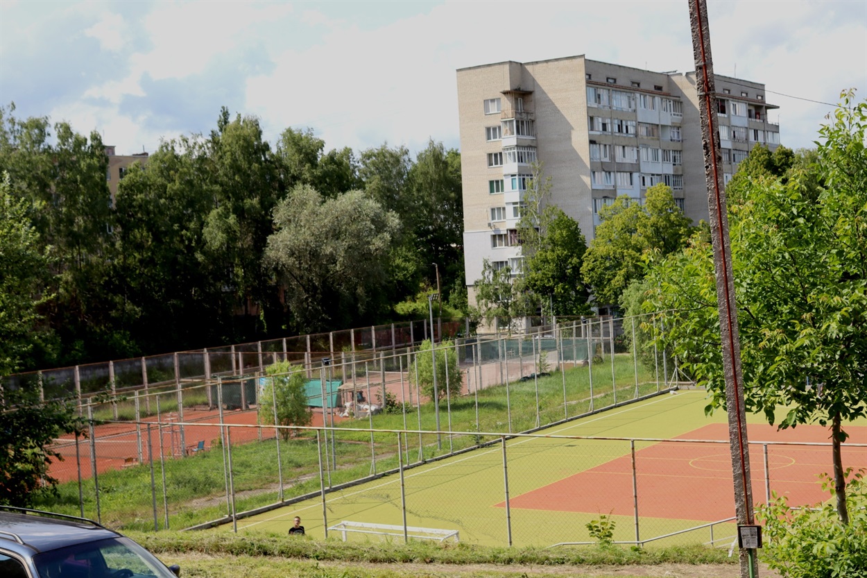 Футбольне поле та тенісні корти
