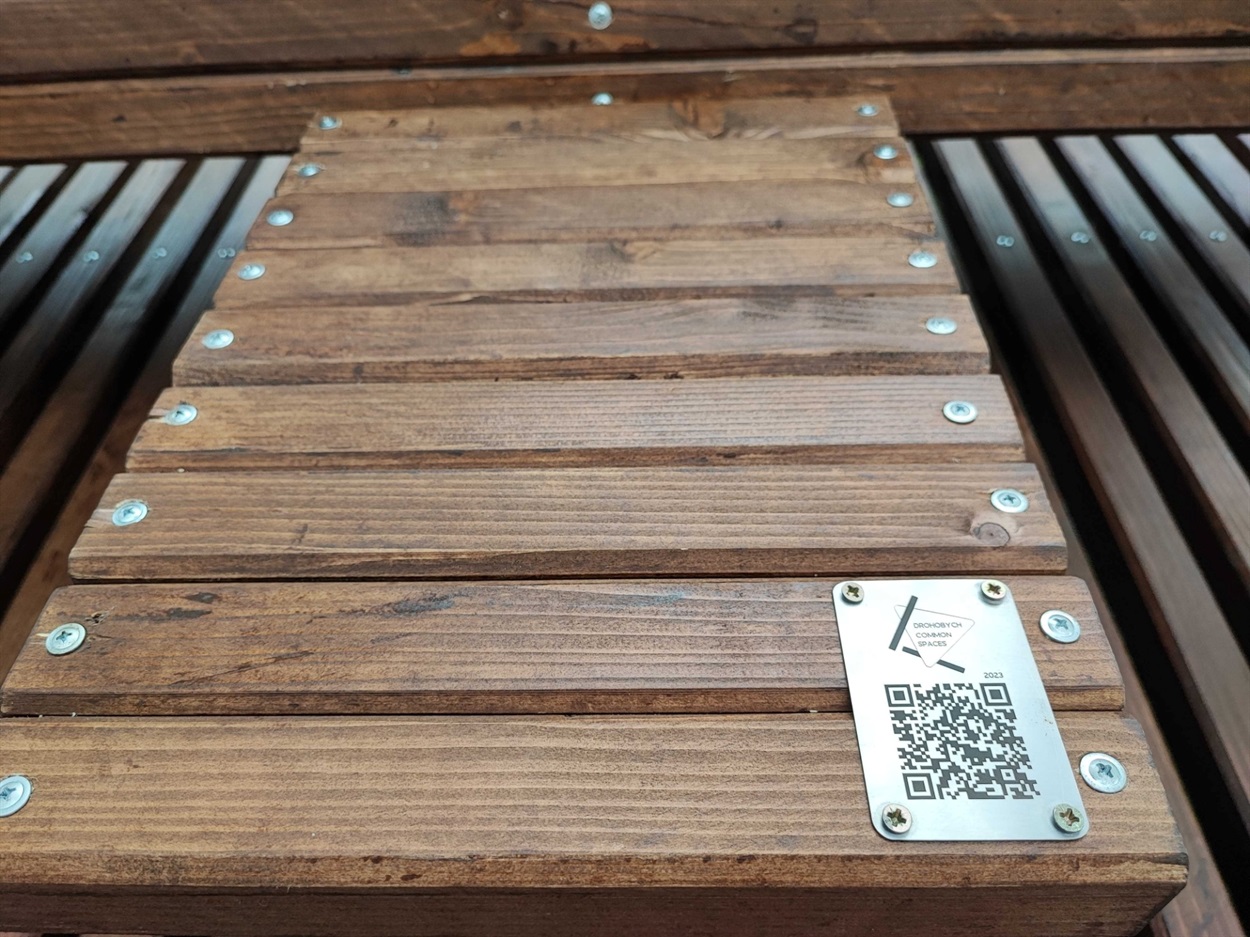На лавочках є QR-код з інформацією про проєкт