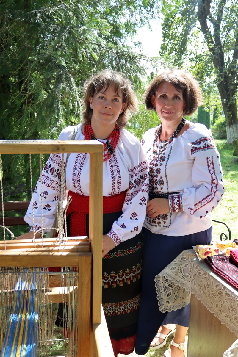 Ірина та Ольга біля ткацького верстата