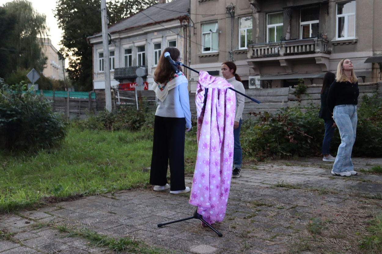 Перед тим, як почати розповідь,  одягають рожевий халат