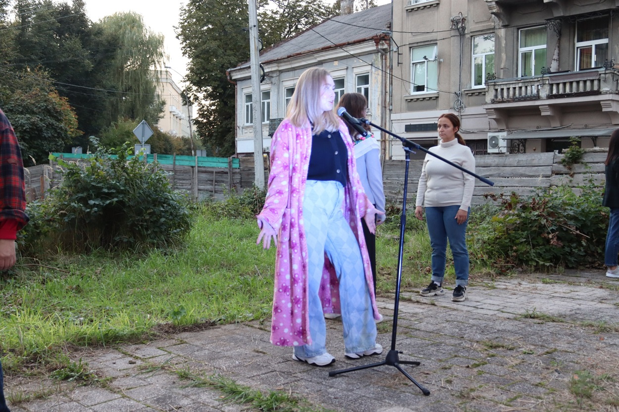 Акторка під час виступу