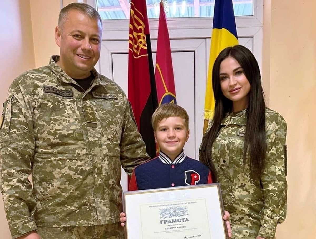 Волонтер Юрчик Напора отримав Грамоту від В.Залужного з рук військового капелана о.Степана Целеня. 