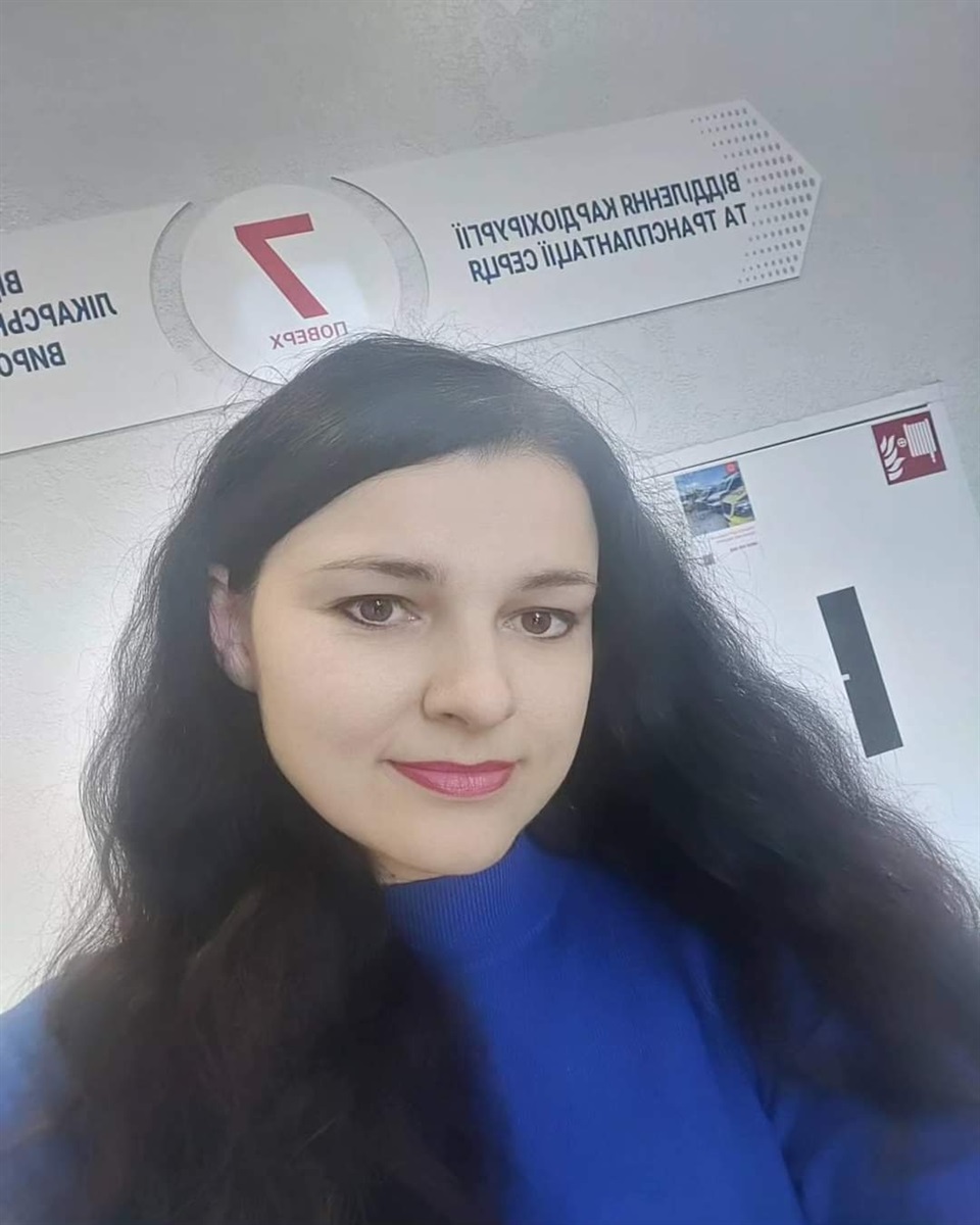 Вікторія під час підписання згоди