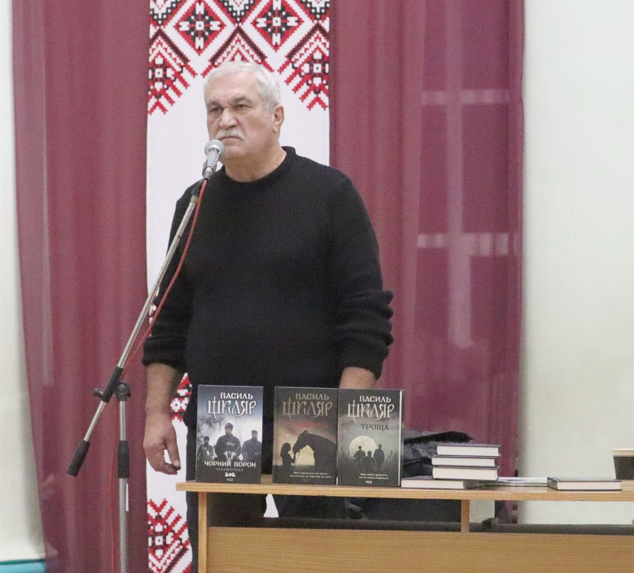 Письменник читає уривок із пам'яті