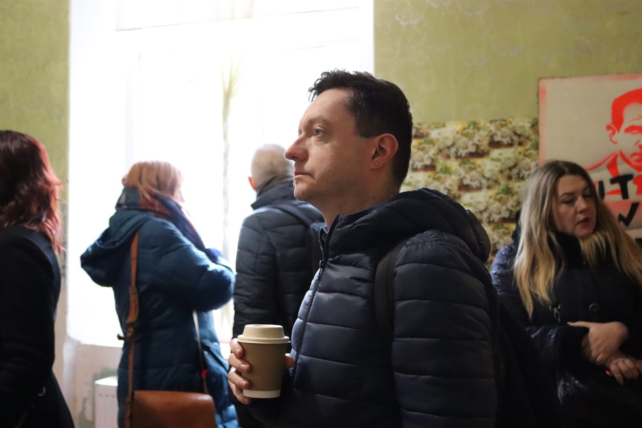 У прохолодному осінньому будинку зігрівала кава