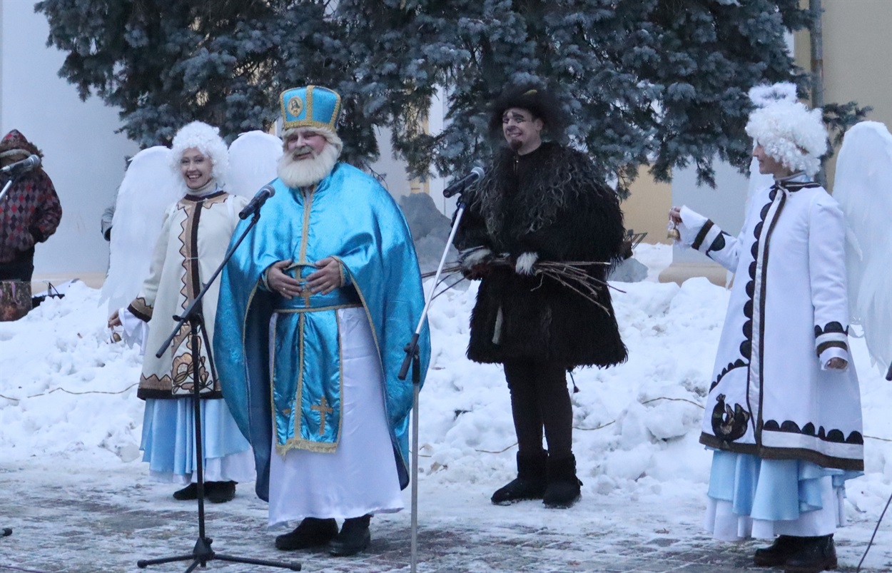 Гість свята – Святий Миколай та його помічники