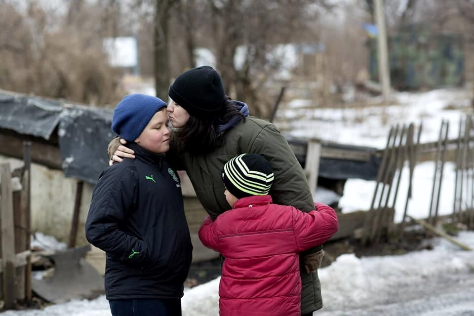 Олена Розвадовська з дітьми на сході України у 2019 році