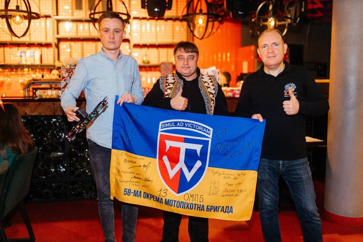 58 окрема мотопіхотна бригада передала організаторам прапор.